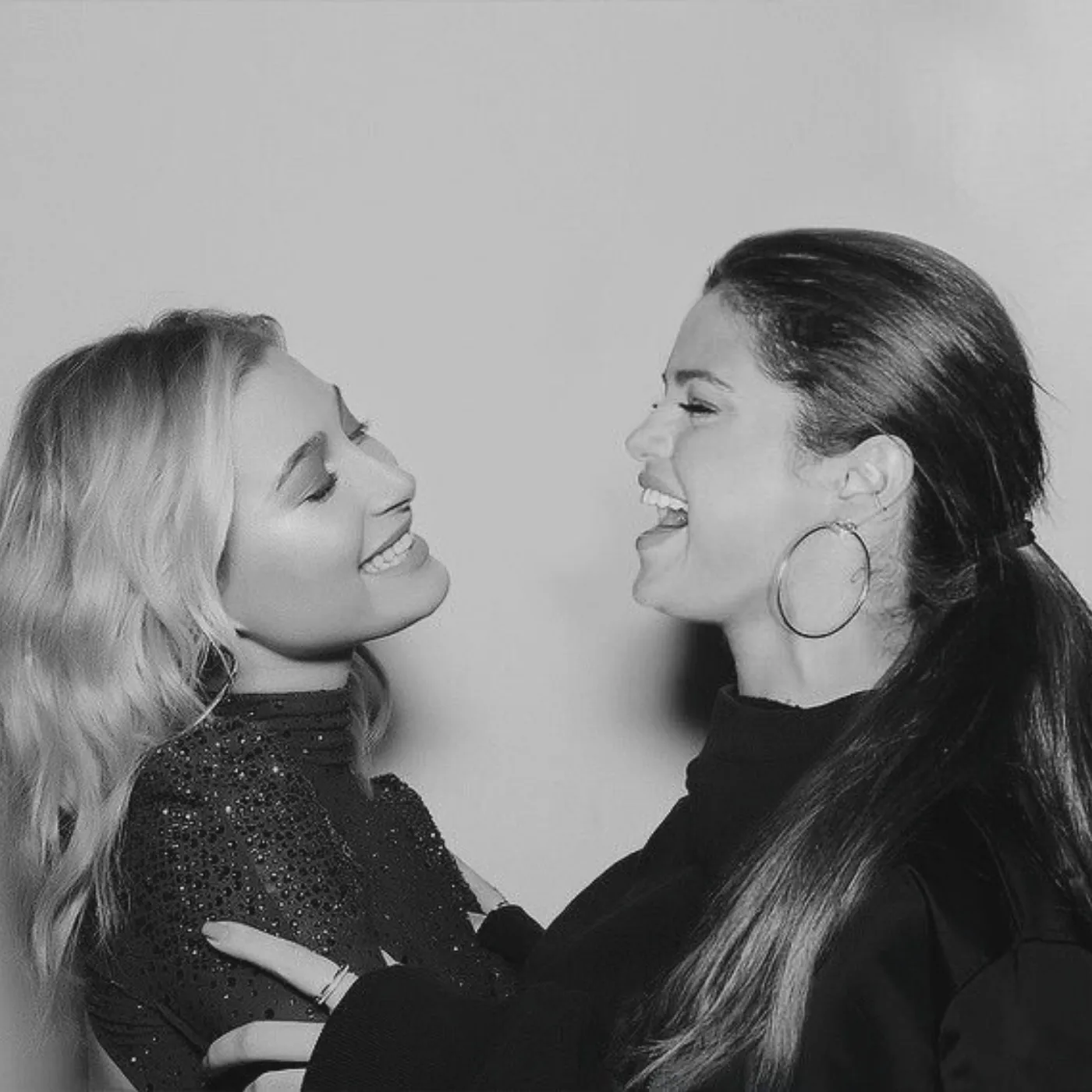 image_682ea35237451 Selena Gomez’s Unexpected Move Cheering Up Hailey After Justin’s Social Media Storm