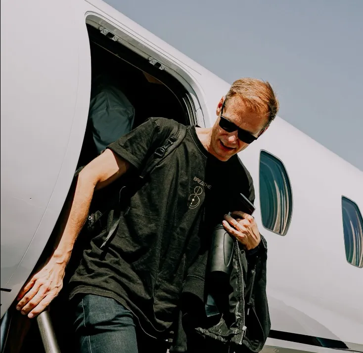 Fly – Perform – Sleep – Repeat: Armin van Buuren Sharing Behind-the-Scenes of a Stressful Tour: 5 Shows in 4 Days