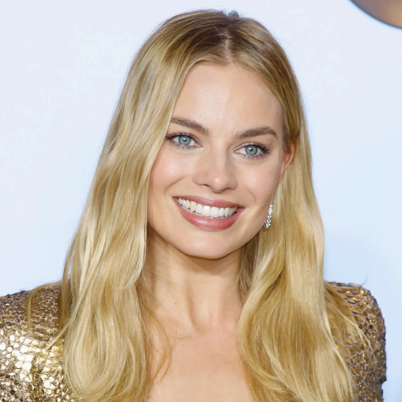 image_68302bd03e8ec In Sirens, Margot Robbie Drops a Jaw-Dropping Bombshell