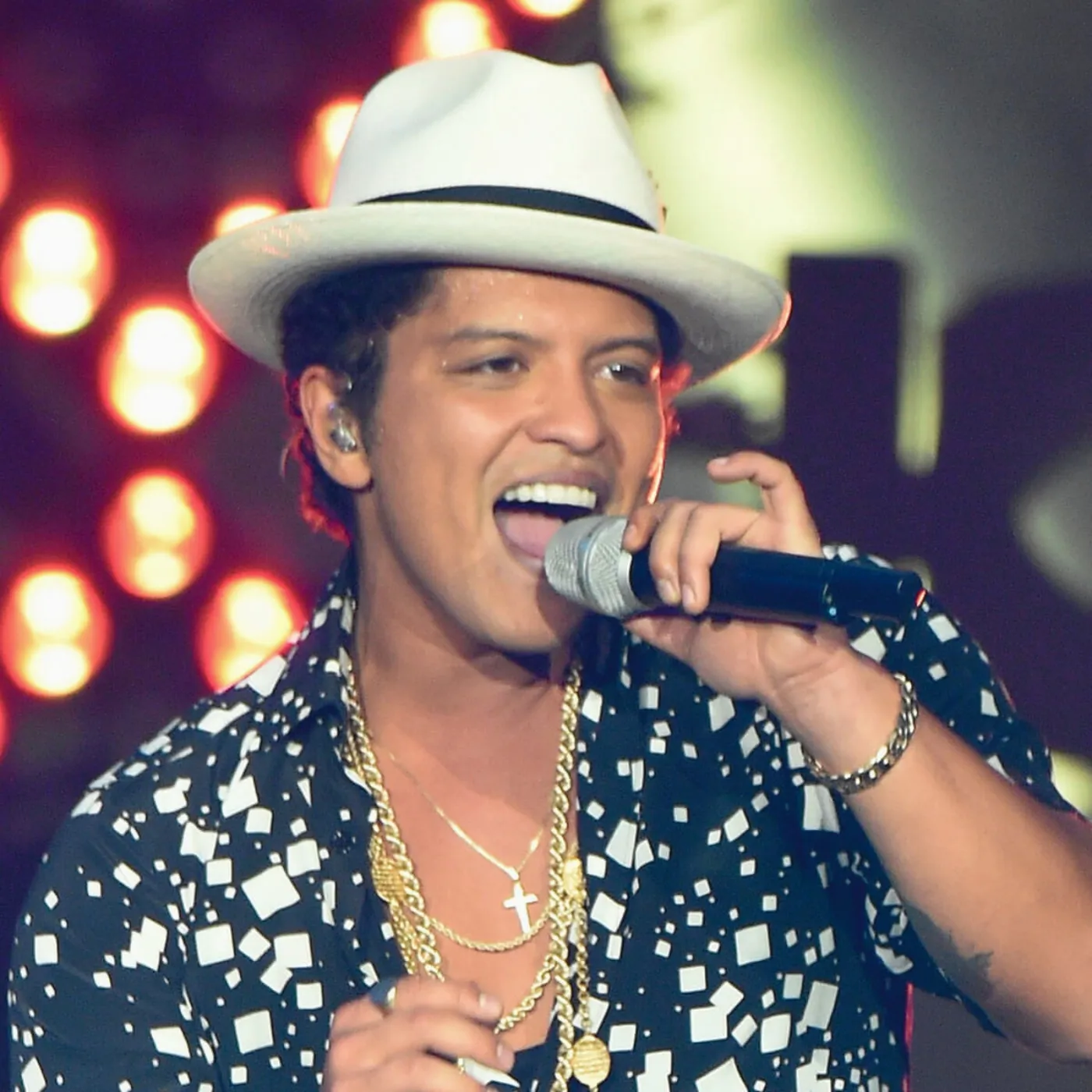 image_68303e1d366da The Unexpected Height of Bruno Mars That’s Breaking The Internet