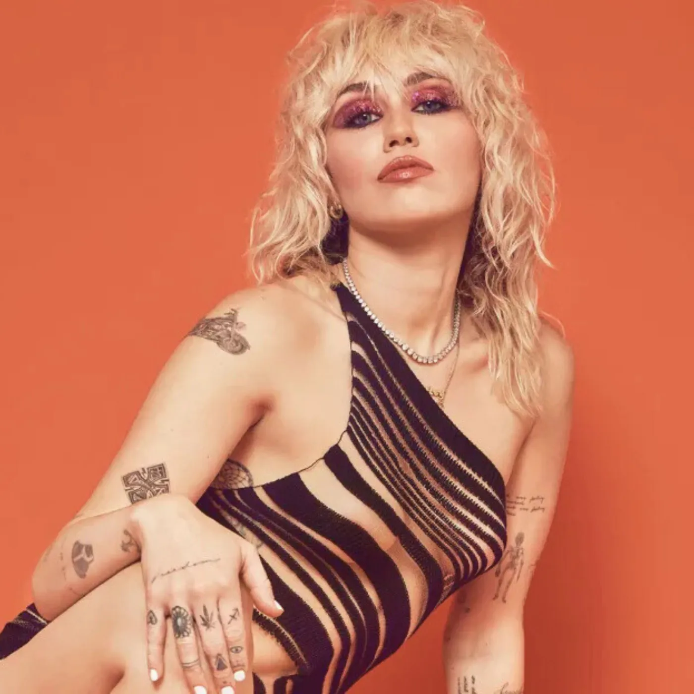 image_68329f6dd2e14 Selena Gomez’s Surprise Shoutout to Miley Cyrus Has Everyone on Social Media Talking
