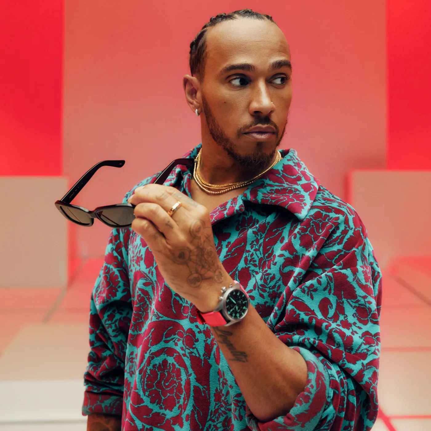 image_68351d29b11d7 Fans stunned beyond belief! Lewis Hamilton caught partying in secret with a mysterious woman in Monaco – The shocking secret behind the night will blow your mind