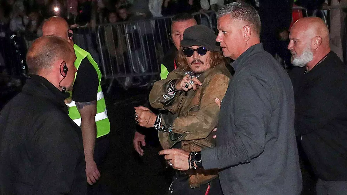 image_683542f87941f Johnny Depp appeared so frail that he needed a bodyguard to support him – What is really going on?