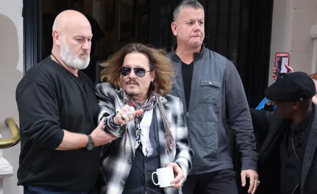 Johnny Depp appeared so frail that he needed a bodyguard to support him – What is really going on?