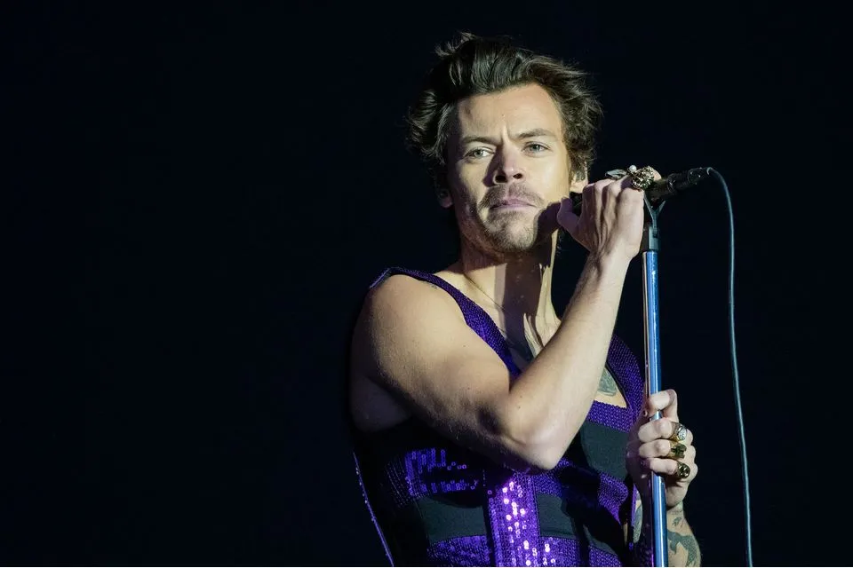 image_68395e7c2385a What Did Harry Styles Write That Made This Couple Cry and Disappear From Social Media?
