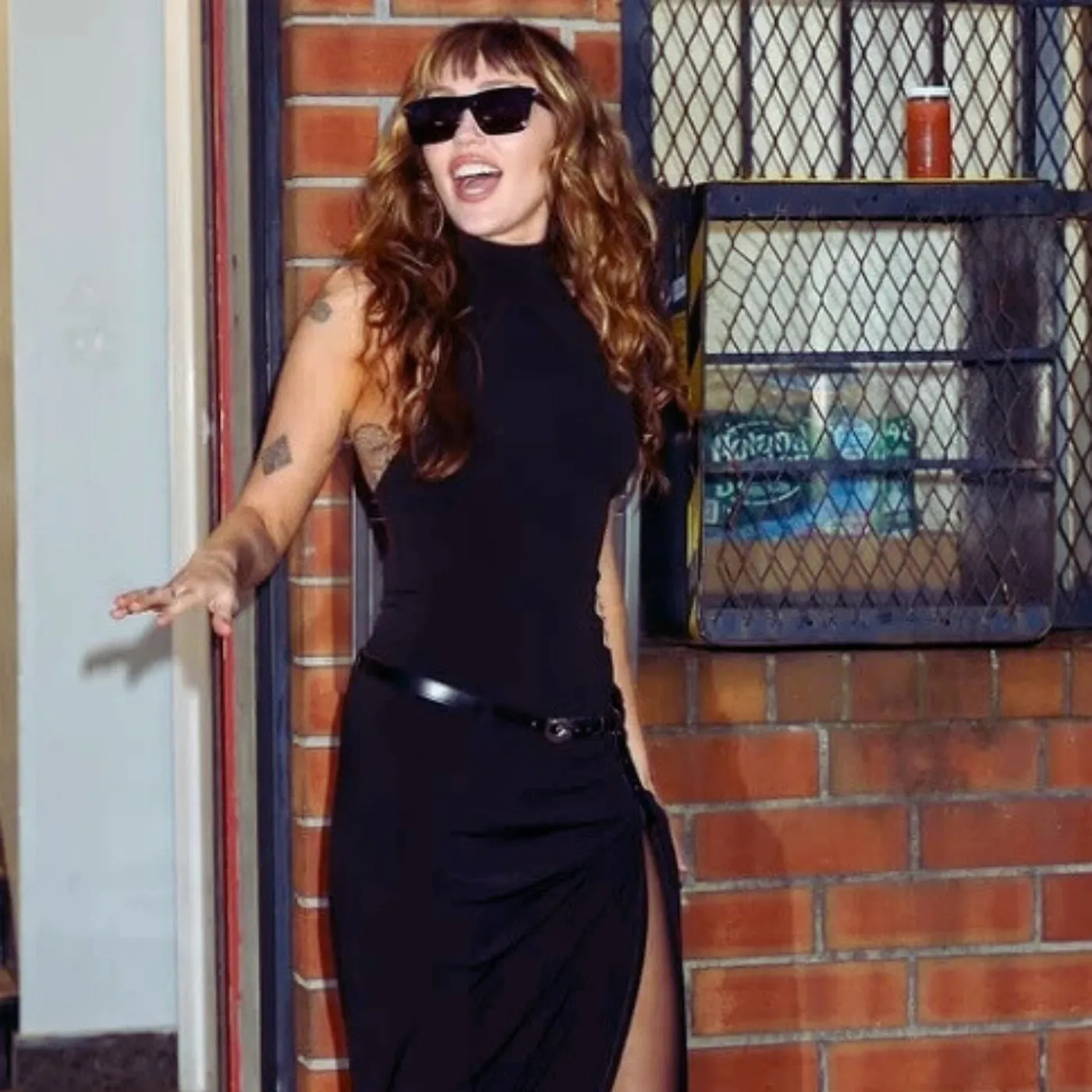 image_683d0986d0edb ‘It’s Giving Cringe’: Miley Cyrus’s Reaction to Dad Dating Elizabeth Hurley Goes Viral