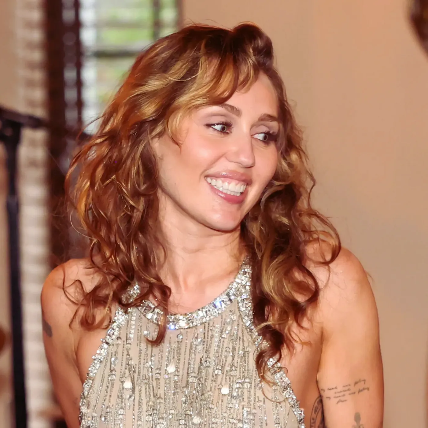 image_683d09886992d ‘It’s Giving Cringe’: Miley Cyrus’s Reaction to Dad Dating Elizabeth Hurley Goes Viral