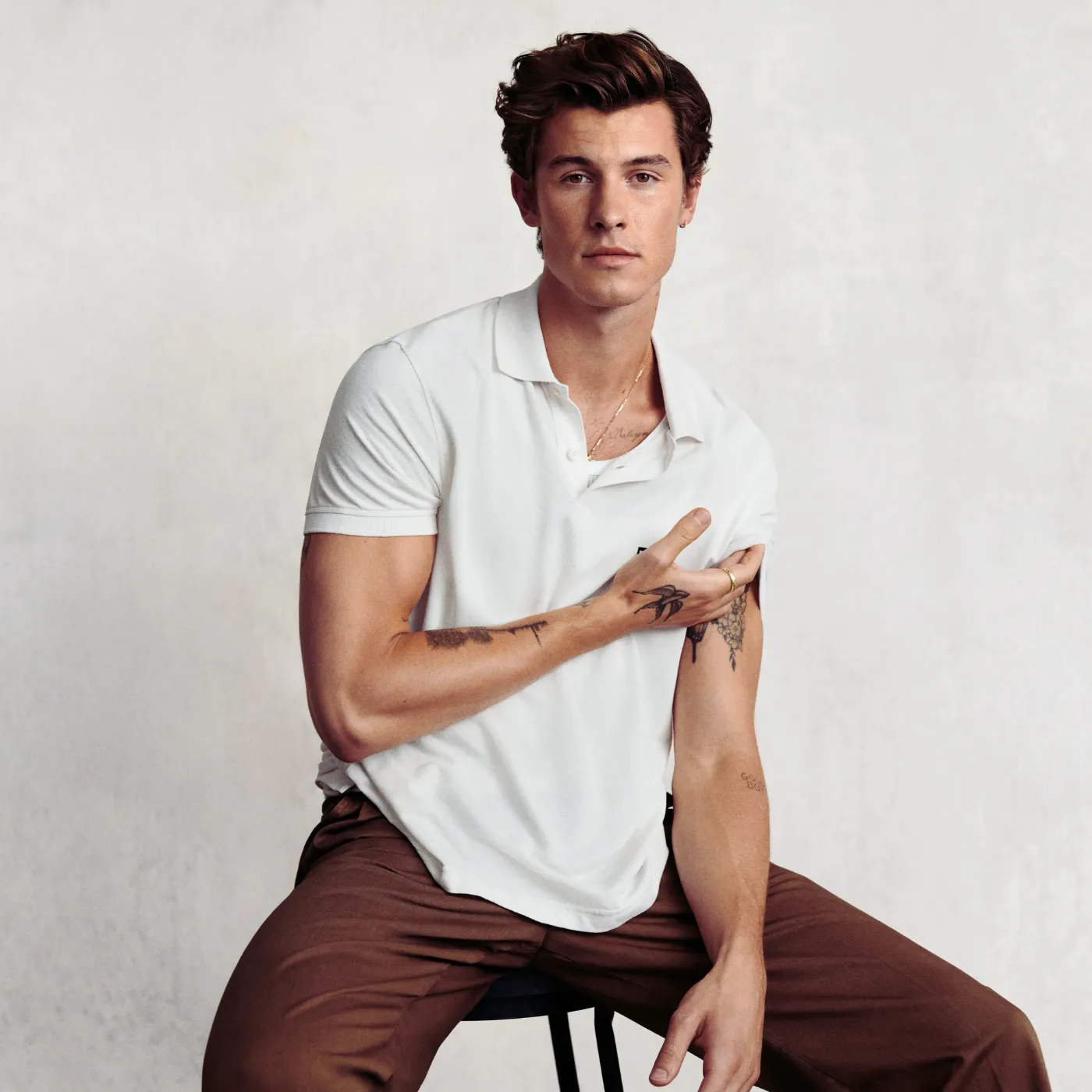 image_683d0cf37c0e9 Shawn Mendes Caught Whispering Shocking Secret to Young Fan — Netizens Lose It: ‘Dad for Real?!’