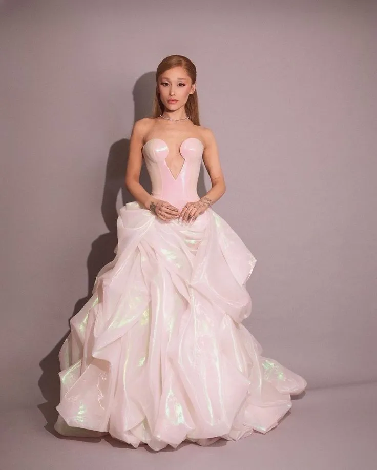 image_683d1532ed9e0 Netizens in Heated Debate: Is Ariana Grande's New Outfit a Fashion Peak or a Disaster?