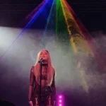 How Sabrina Carpenter’s Powerful Pride Flag Statement Is Igniting the Internet and Sparking Backlash 1 How Sabrina Carpenter’s Powerful Pride Flag Statement Is Igniting the Internet and Sparking Backlash