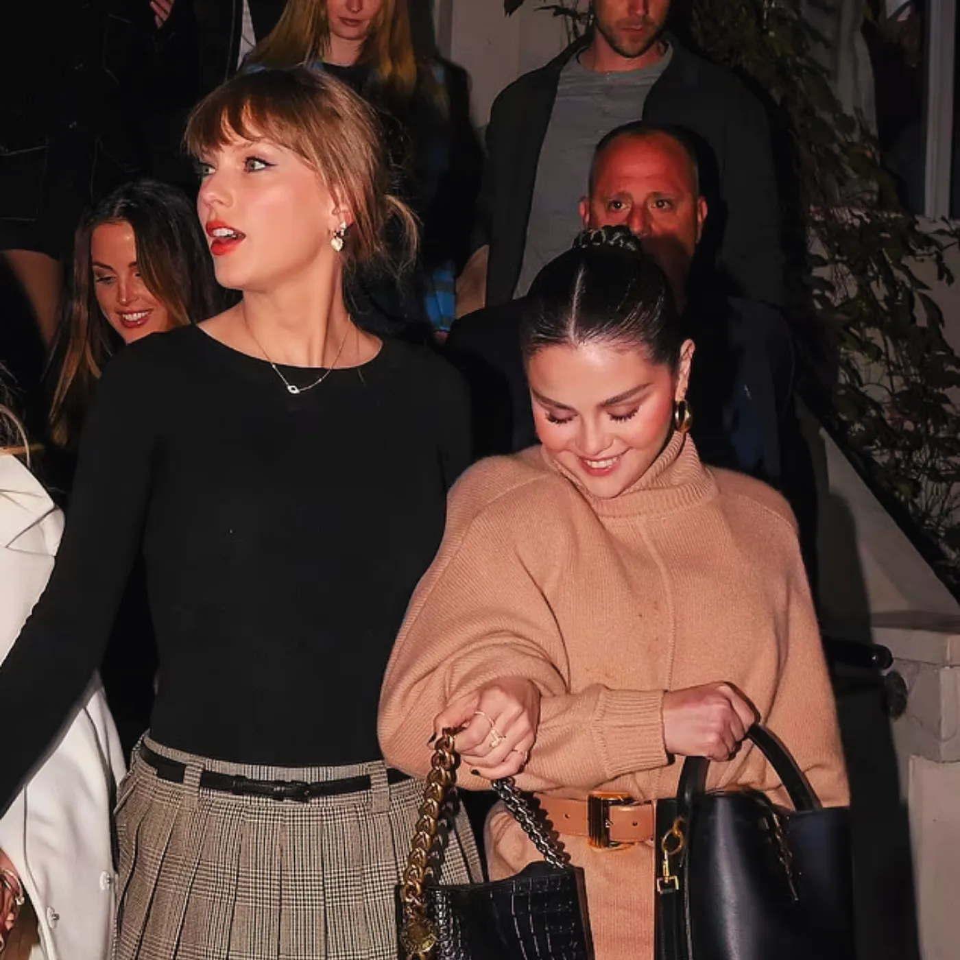 image_683d3bc78db3e Selena Gomez Whispered Something to Taylor Swift in NYC — The Internet Can’t Stop Reacting to This Viral Clip