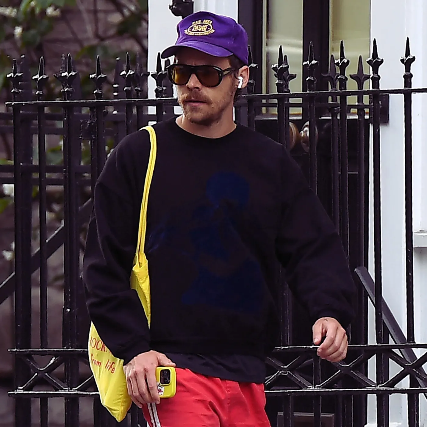 image_683e6ed38af72 Harry Styles Shatters the Internet Wearing Tiny Shorts — Muscles Steal the Spotlight