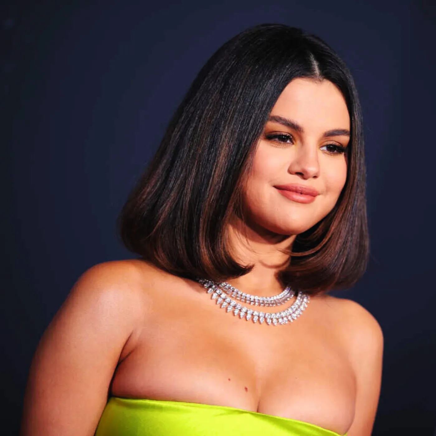 Selena Gomez Spotted Vaping in Public, Sparking Concern Over Health Risks Following Kidney Transplant