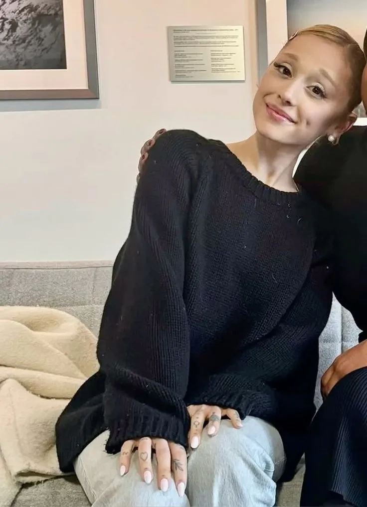 image_683e99be08695 Ariana Grande’s Unusual Baby Bump? Internet Community Explodes with Pregnancy Rumors!