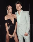 Harry Styles “Does the Unexpected” by Introducing Victoria’s Secret Girlfriend to Family – What Secret Is Being Hidden? 1 Harry Styles “Does the Unexpected” by Introducing Victoria’s Secret Girlfriend to Family – What Secret Is Being Hidden?