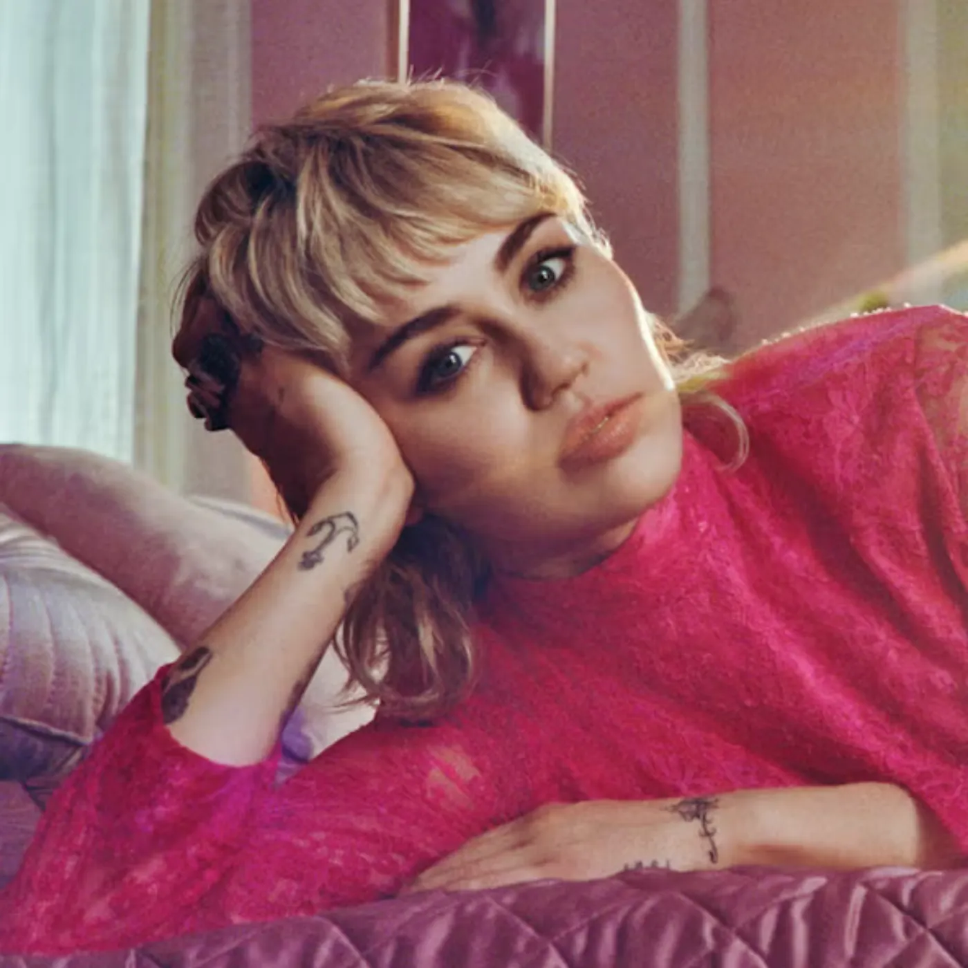 image_683fd2fd21103 Miley Cyrus Sparks Internet Frenzy with Her Shocking New Beauty Hack!