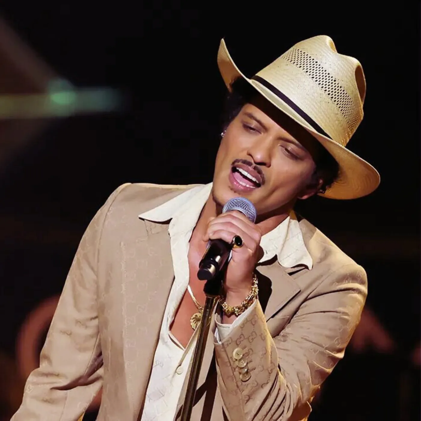 image_683fe0d12d98d Bruno Mars’ Grammy Hat Secret Exposed — What That Horseshoe Pin Really Means!