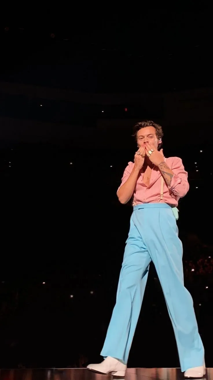 image_6840f7bbdeedc What’s Going On With Harry Styles’ Legs? Netizens Can’t Stop ‘Fainting’!