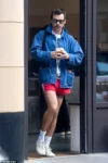What’s Going On With Harry Styles’ Legs? Netizens Can’t Stop ‘Fainting’!