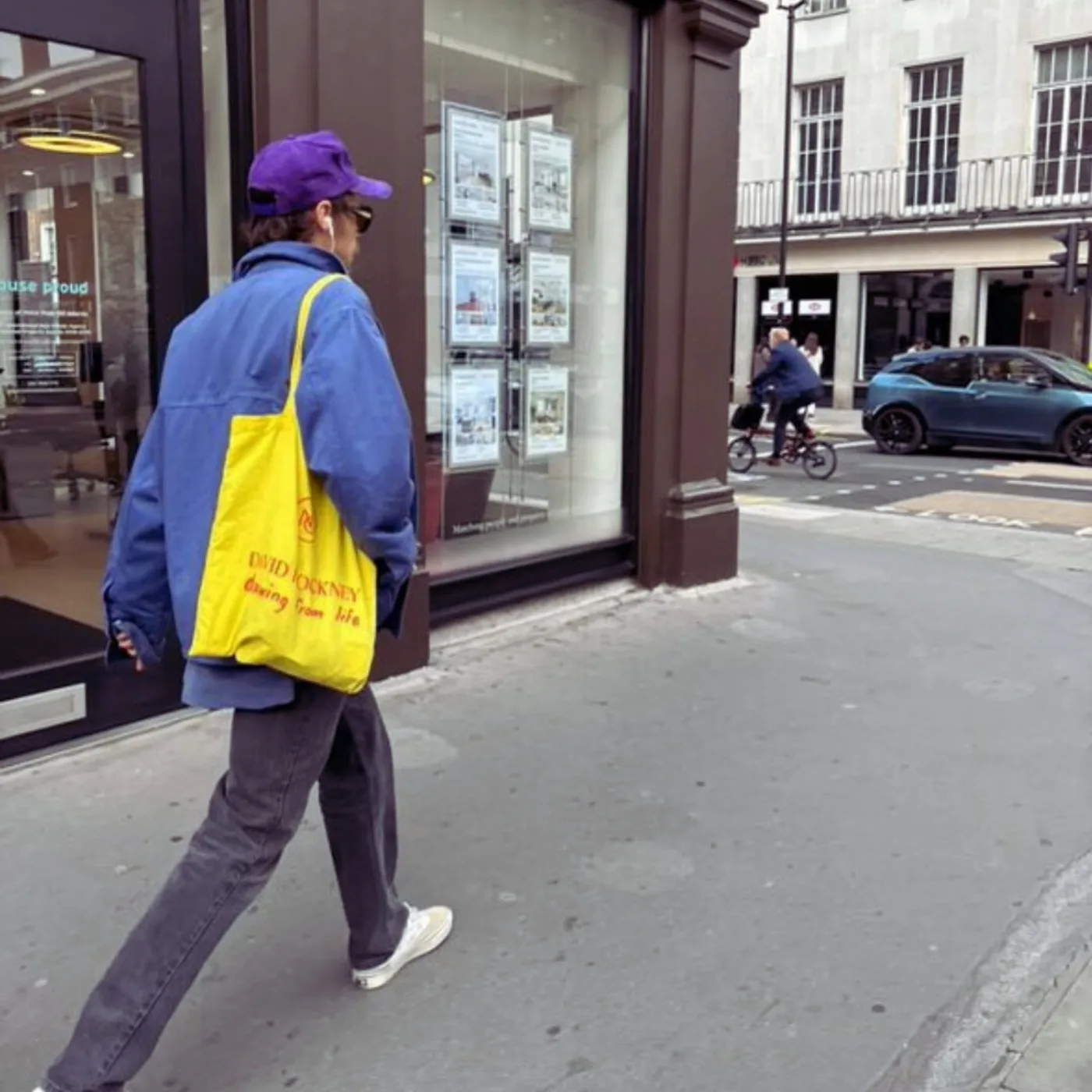 image_6840facc50e02 Harry Styles Shatters Expectations with Stunning, Rule-Breaking Look on London Streets Today