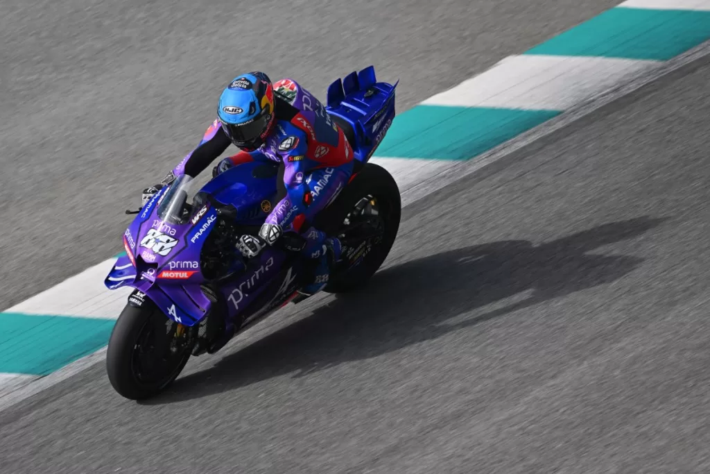 image_6840fd696d1de Adorable moments by the Yamaha racing seat: Miguel Oliveira and the cheers from a 'young fan' at Aragon 2025