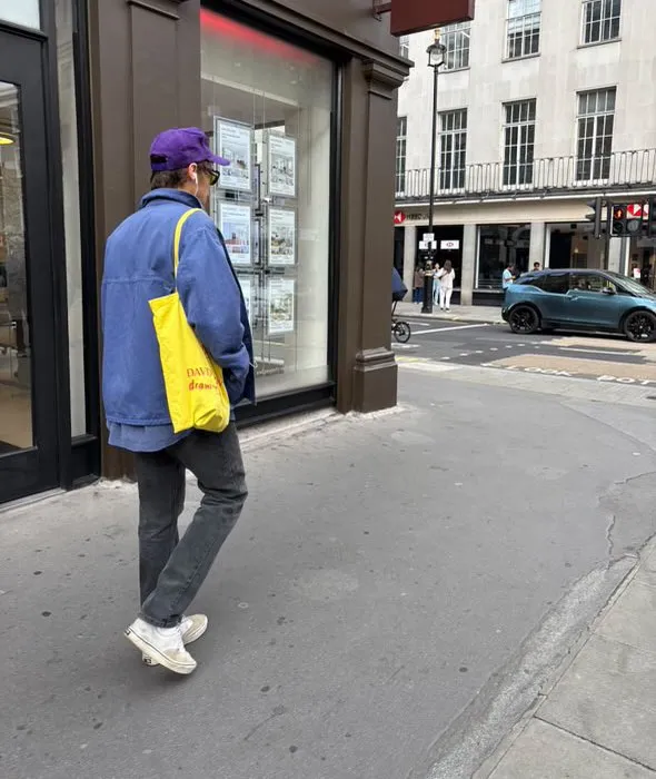 image_684136255d2fa The Most Viral Photo Today: Harry Styles Walking in London, But You Won’t Believe This Detail!