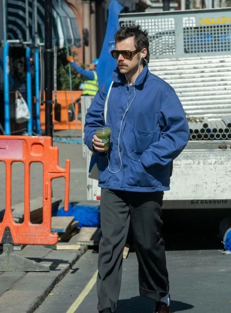 The Most Viral Photo Today: Harry Styles Walking in London, But You Won’t Believe This Detail!