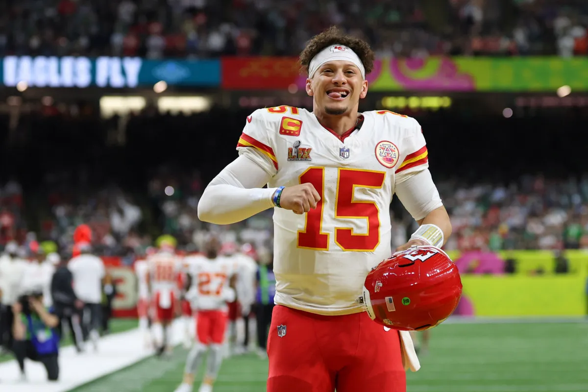 image_68414f5ece7a1 Tom Brady Goes Big: NFL Fans Erupt in Heated Debate Over “Bizarre” Promise to Mahomes!