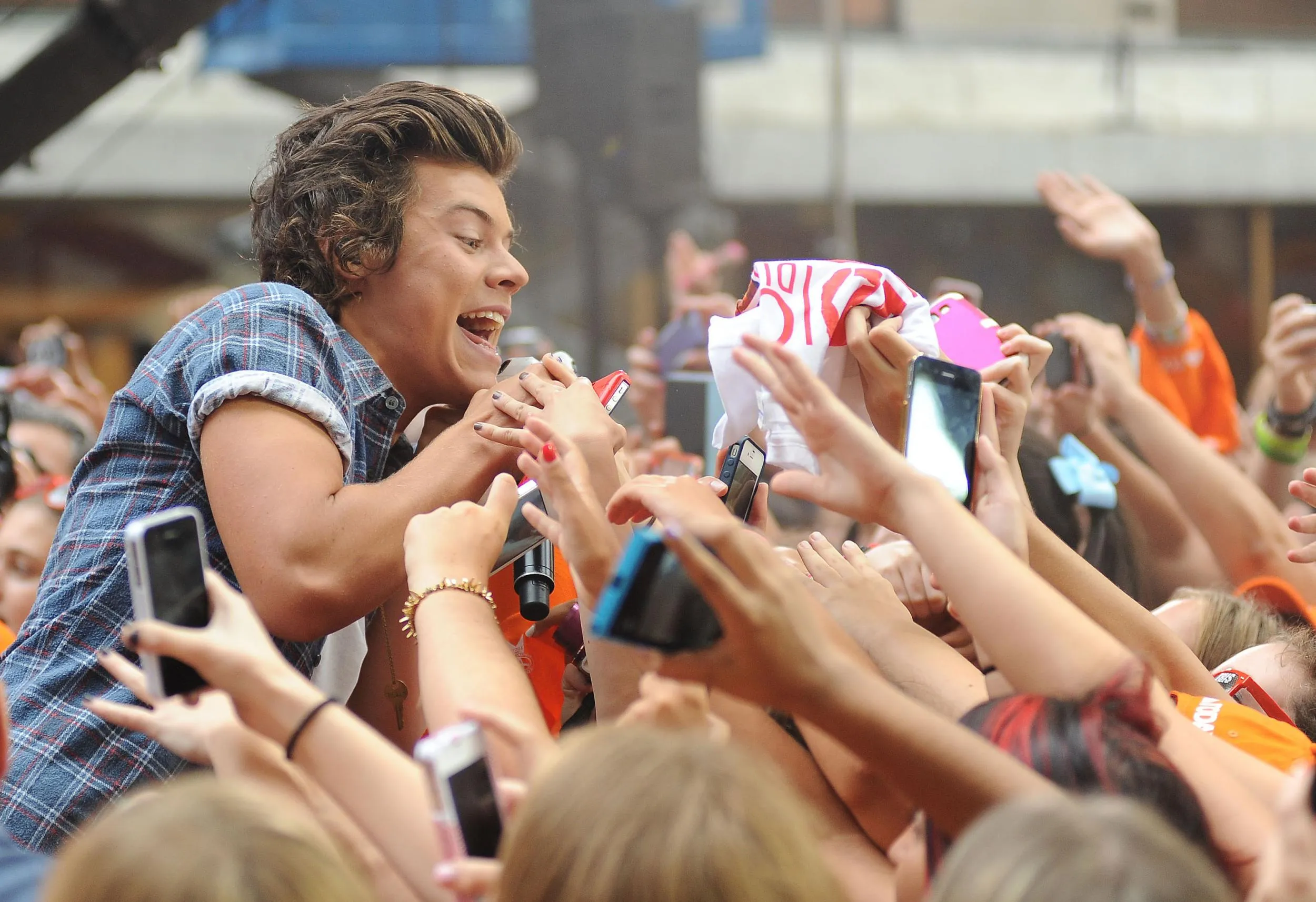 image_684271cb7dae4 Harry Styles Shocked by 8,000 Letters in a Month: Superfan or Dangerous Obsession?