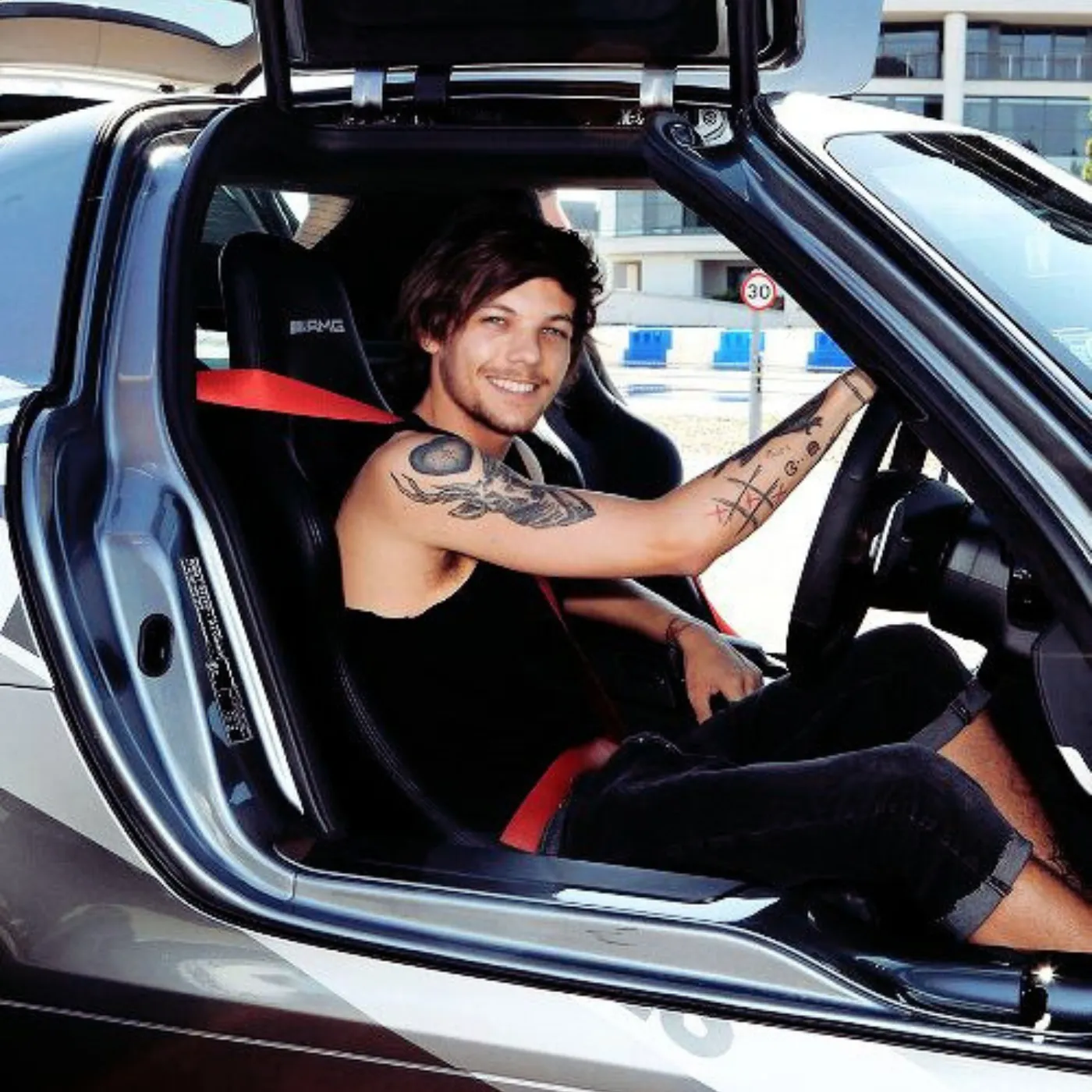 image_6843b2643d176 Louis Tomlinson’s £54M Empire Overshadows Zara McDermott’s TV Pay – Shocking Figures Exposed