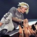 Inside Justin Bieber’s Troubling Turn: Mystery Injury, Erratic Behavior, and Hailey’s Deafening Silence 1 Inside Justin Bieber’s Troubling Turn: Mystery Injury, Erratic Behavior, and Hailey’s Deafening Silence