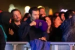 Not a Girlfriend, Not a Best Friend – The Person Appearing Beside Harry Styles Sparks Fierce Controversy! 1 Not a Girlfriend, Not a Best Friend – The Person Appearing Beside Harry Styles Sparks Fierce Controversy!