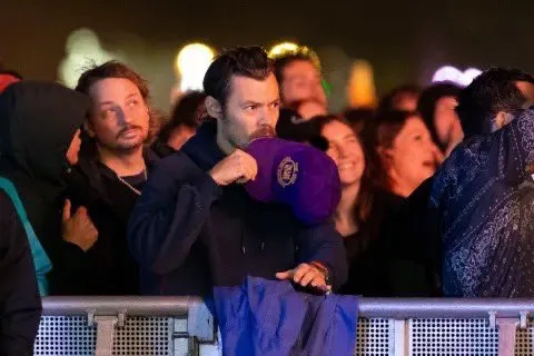 image_6846744911202 Not a Girlfriend, Not a Best Friend – The Person Appearing Beside Harry Styles Sparks Fierce Controversy!