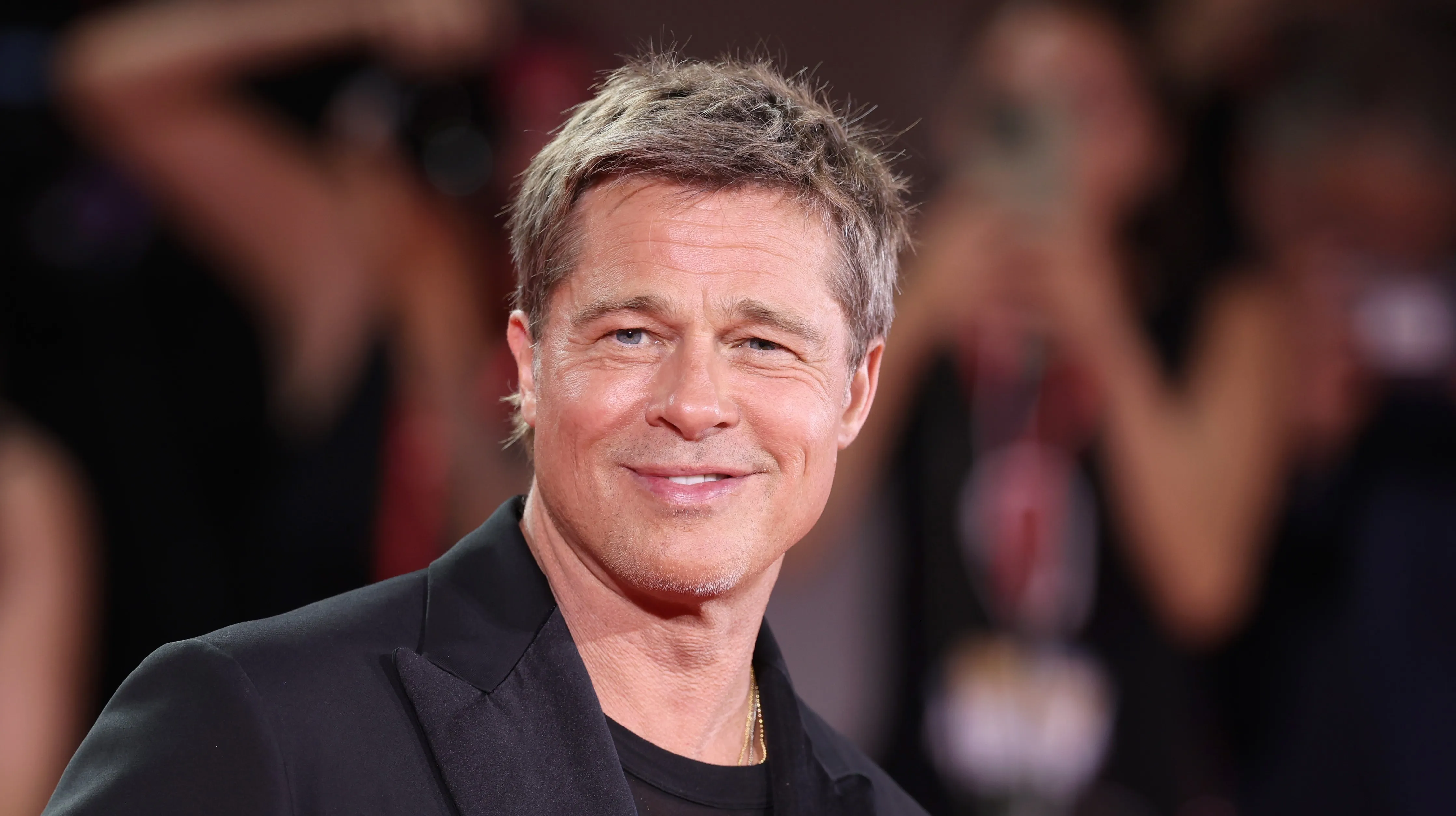 image_684791988625a Caught in the middle of the night with a stranger, what is Brad Pitt hiding?