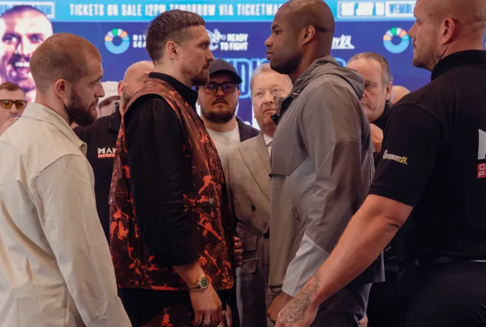Cover Image for Frank Warren Challenges Usyk: Dubois, Though Weaker, Is Still Ready to Defeat Usyk
