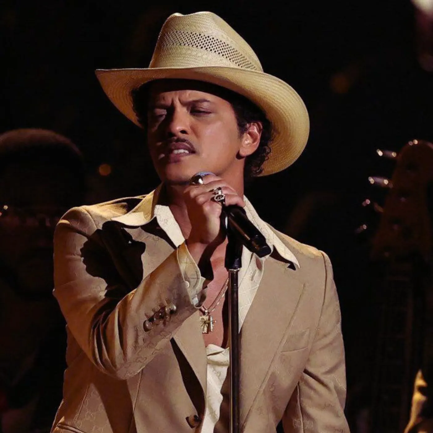 “I’m a Huge Fan of Him” — K-Pop Superstar Begs for Bruno Mars Collab on Live Interview 19 “I’m a Huge Fan of Him” — K-Pop Superstar Begs for Bruno Mars Collab on Live Interview