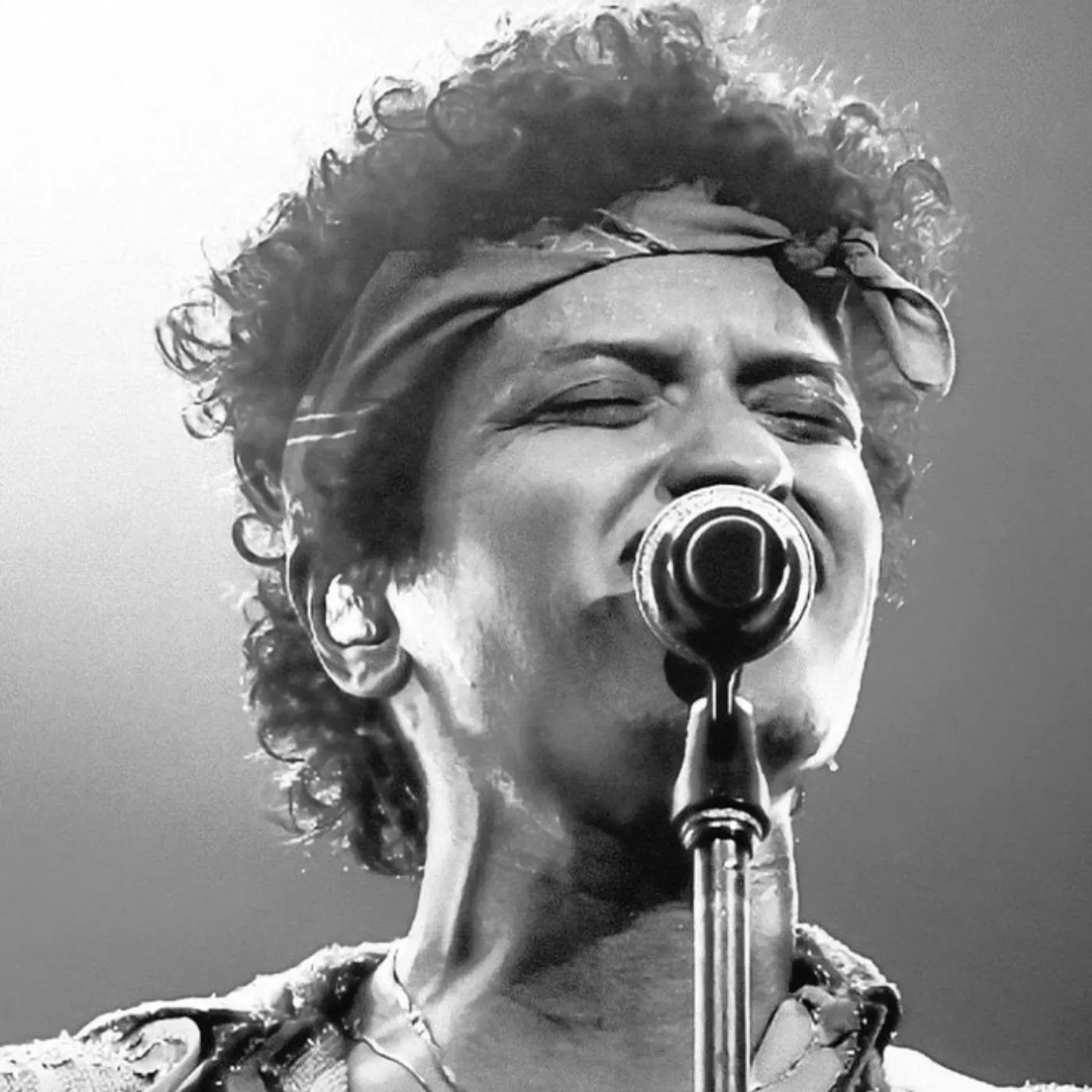 image_6848f3dbaf235 Why Bruno Mars Still Hates Cameras — The Story He Wasn’t Supposed to Tell