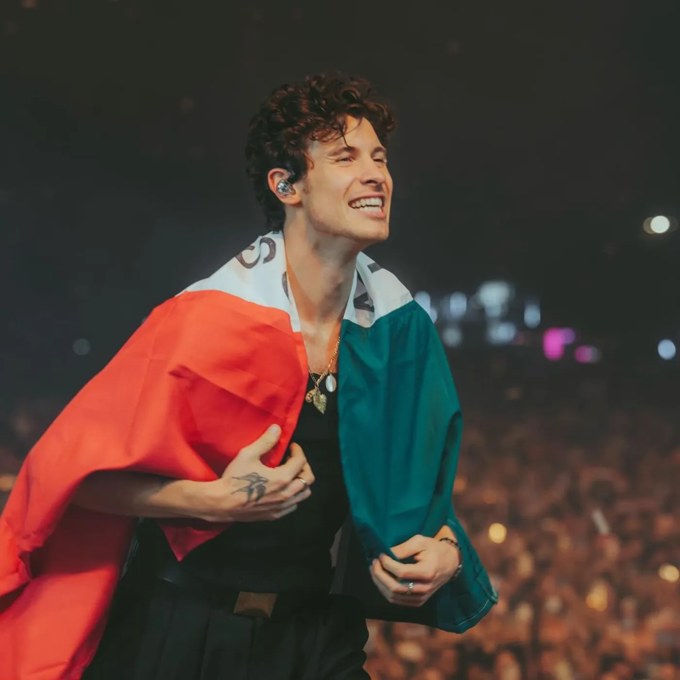 image_684a33d767c74 Shawn Mendes Casually Enters a Grocery Store, Unexpectedly Leaves With His New Tour Photographer