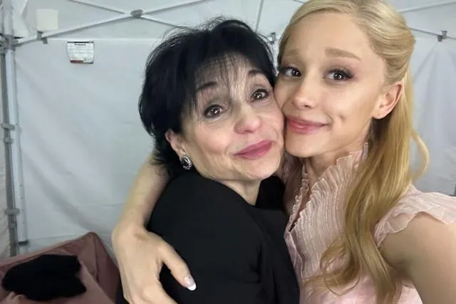 Fans Are Stunned: Ariana Grande’s New Photo With Her Mom Has Everyone Doing a Double Take