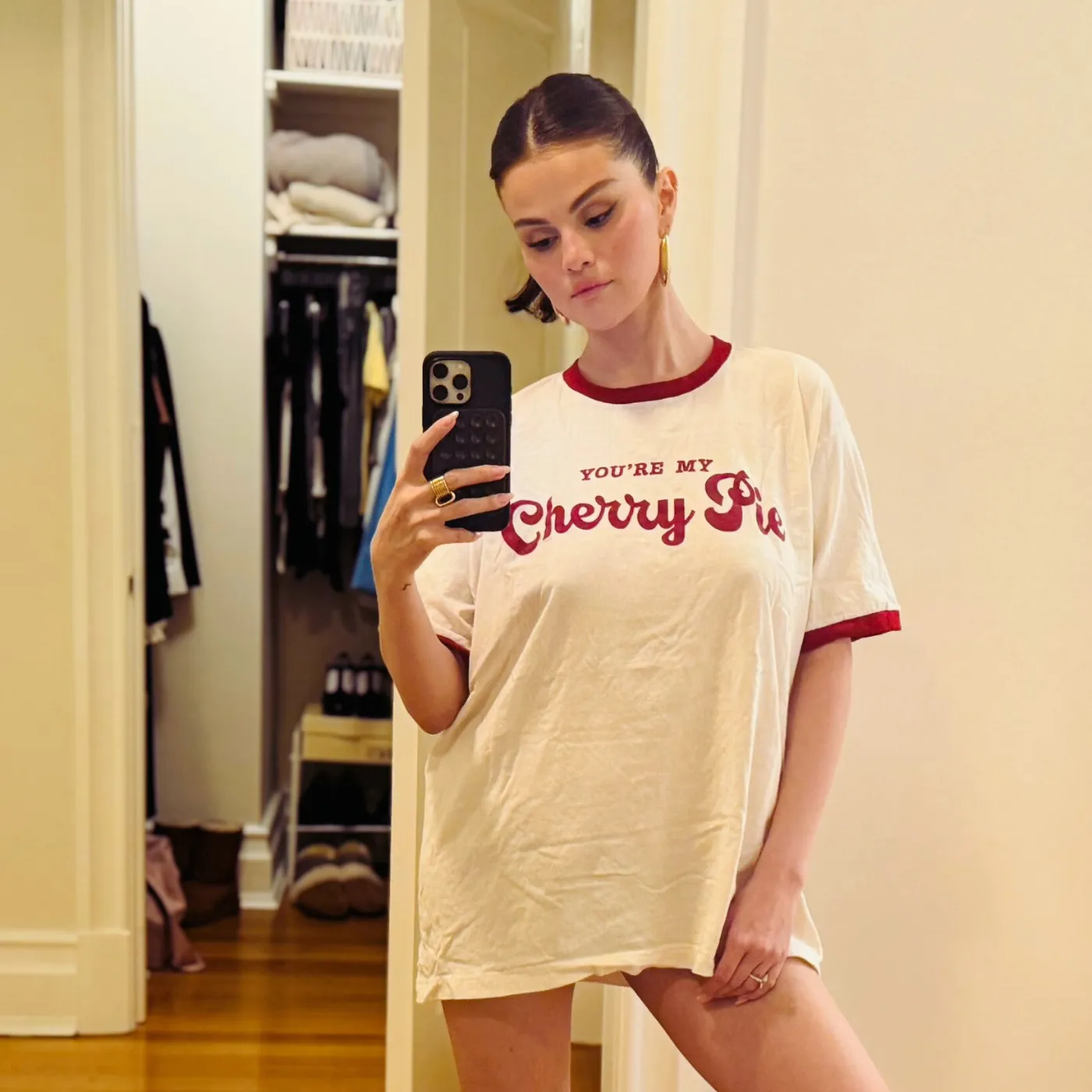 image_684a9aeedb569 Selena Gomez Stuns in Oversized T-Shirt as Benny Blanco’s Reaction Sparks Internet Frenzy