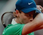 Tennis Has Found Its Fallen Angel: The Photo of Sinner’s Collapse That Shook the Entire Internet