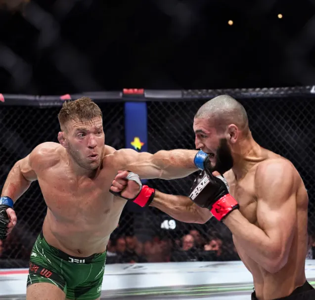 Khamzat Chimaev may be undefeated, but Dricus Du Plessis just revealed a plan to make the 'Wolf' collapse right from the start!