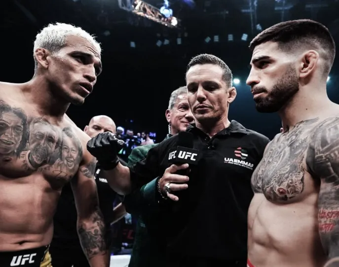 Charles Oliveira's daring and thrilling fighting style is A significant potential concern for Ilia Topuria