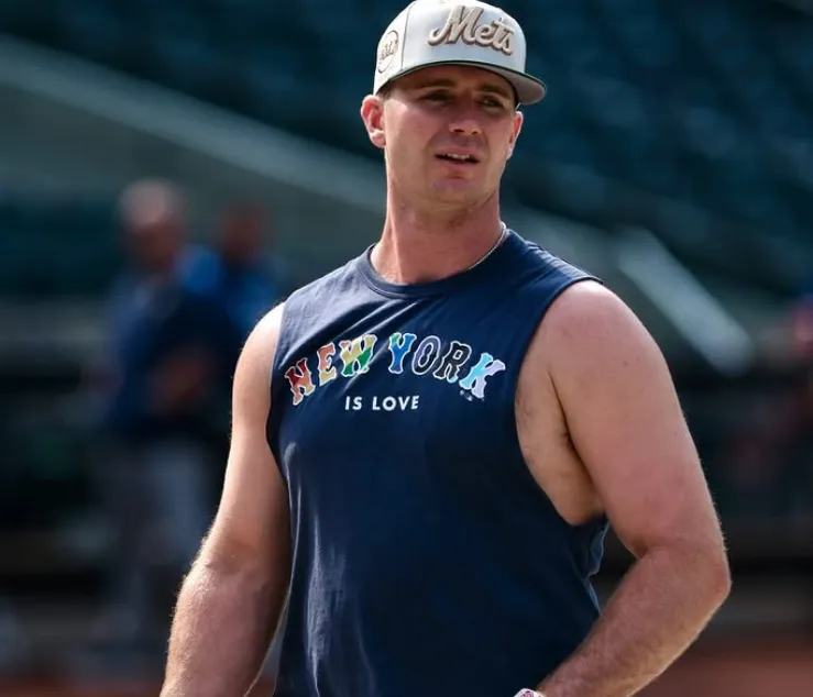 Pride Night shines at Citi Field: Pete Alonso and Edwin Díaz wear t-shirts with the phrase 'New York is Love'!