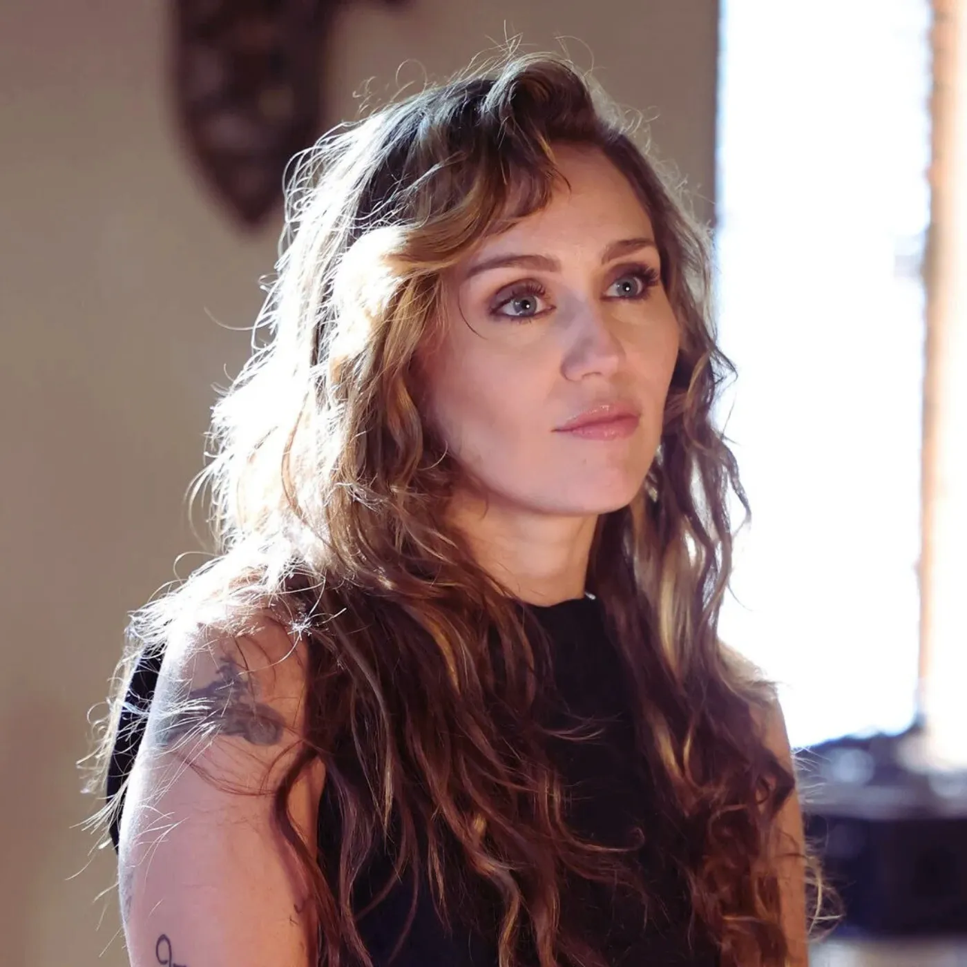 image_684d08a4bb807 Miley Cyrus Reveals Her Boyfriend Gave Her Glassblowing Lessons for Her Birthday