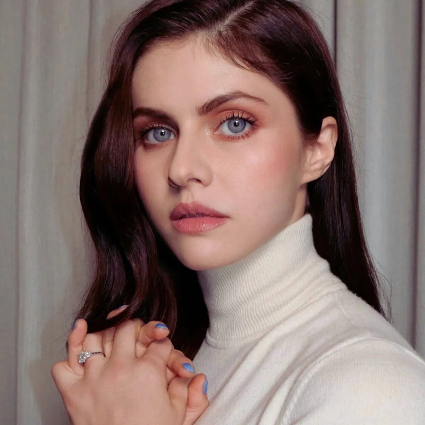 image_684f8b4708f14 Hidden Cam Exposes Alexandra Daddario’s Real Body Post-Baby — And Viewers Can’t Believe Their Eyes!