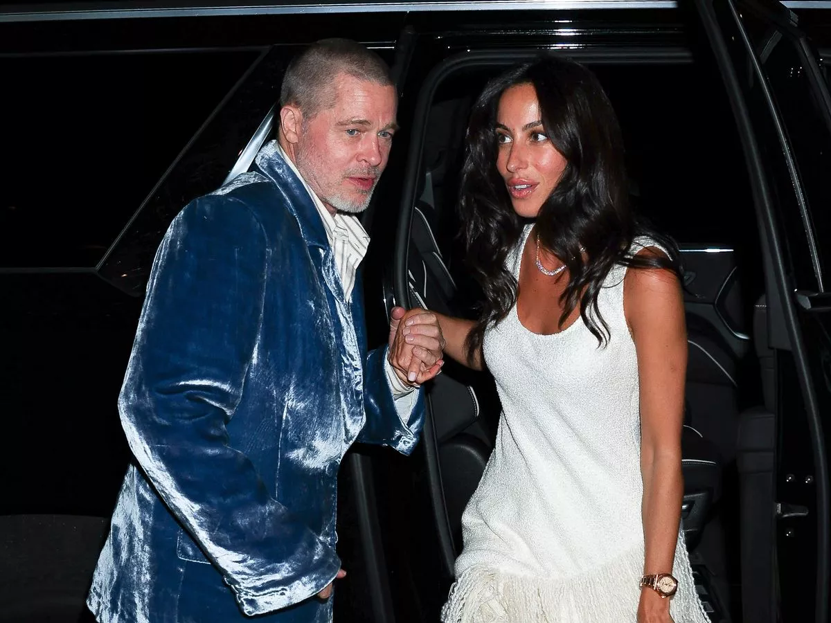 image_684fd9c67a9e6 Brad Pitt with an unexpected style in a rare appearance with his girlfriend – A change in image or a sign of instability?