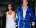 Brad Pitt with an unexpected style in a rare appearance with his girlfriend – A change in image or a sign of instability? 1 Brad Pitt with an unexpected style in a rare appearance with his girlfriend – A change in image or a sign of instability?