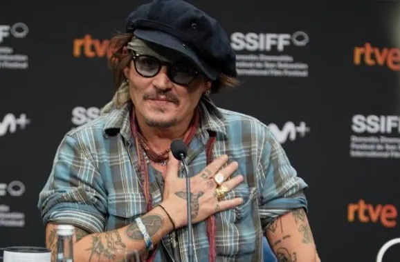 The secret relationship kept hidden for 2 years – Johnny Depp just accidentally revealed it in a brief interview.