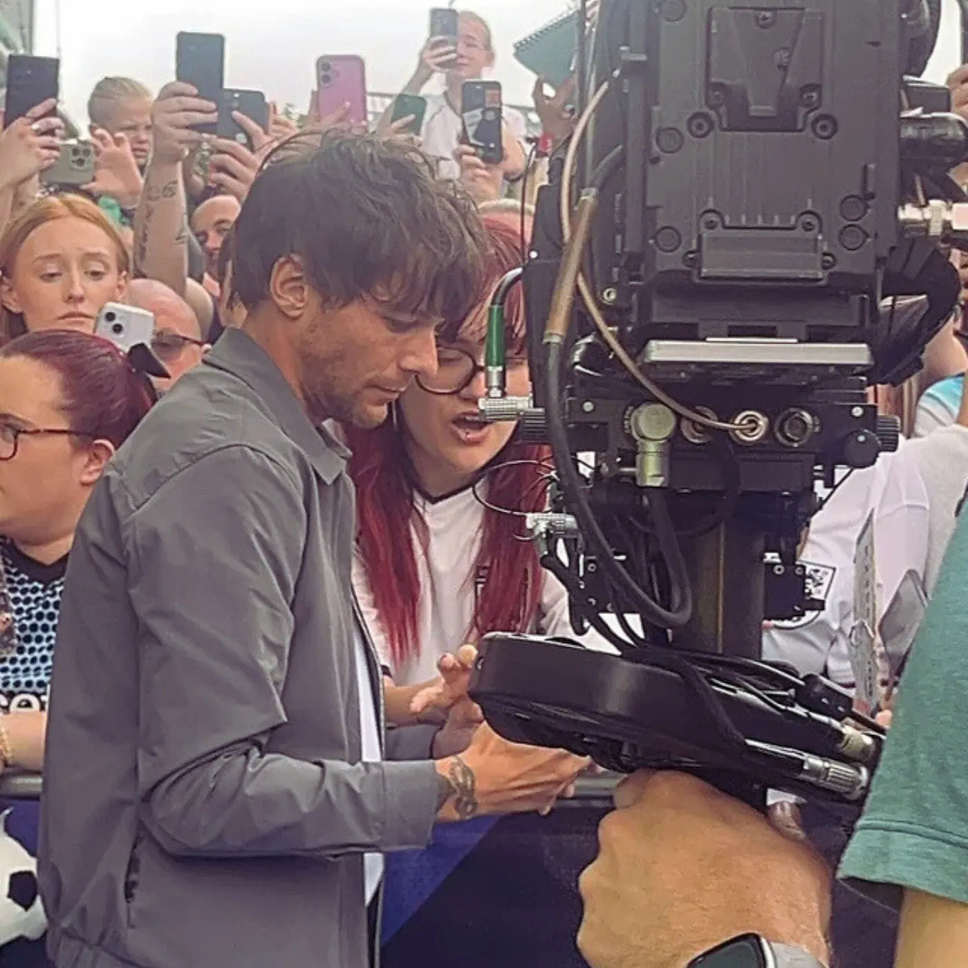 image_68525e5d794b1 Louis Tomlinson Freezes Out Sam Thompson in Front of Everyone and Doesn't Look Back